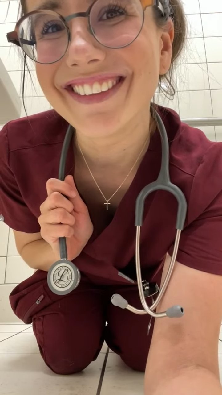 Enfermeira gostosa tirando plug anal do cu