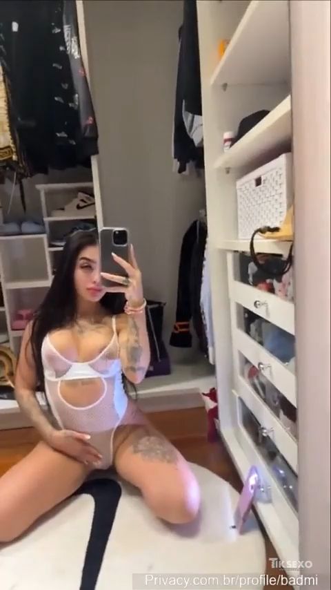 Erome Badmi gostosa pelada no quarto