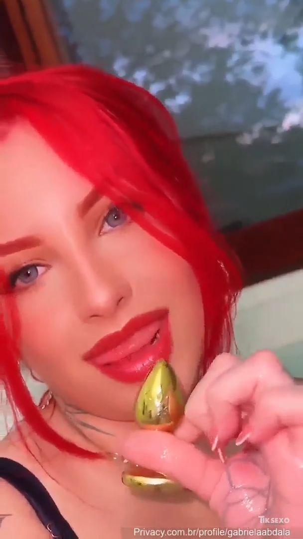 Gabriela Abdala enfiou um Plug Anal no cu virgem