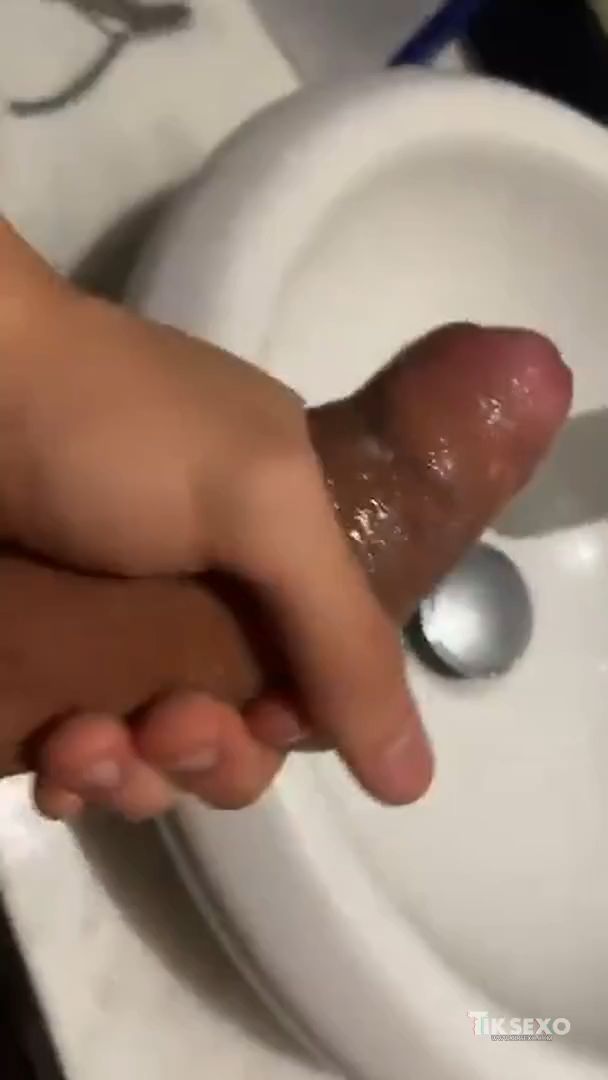 Gay novinho batendo punheta no banheiro
