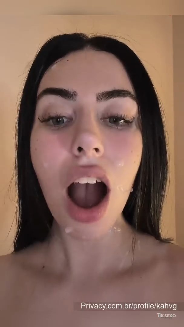 Chica traviesa caliente con la cara cubierta de semen