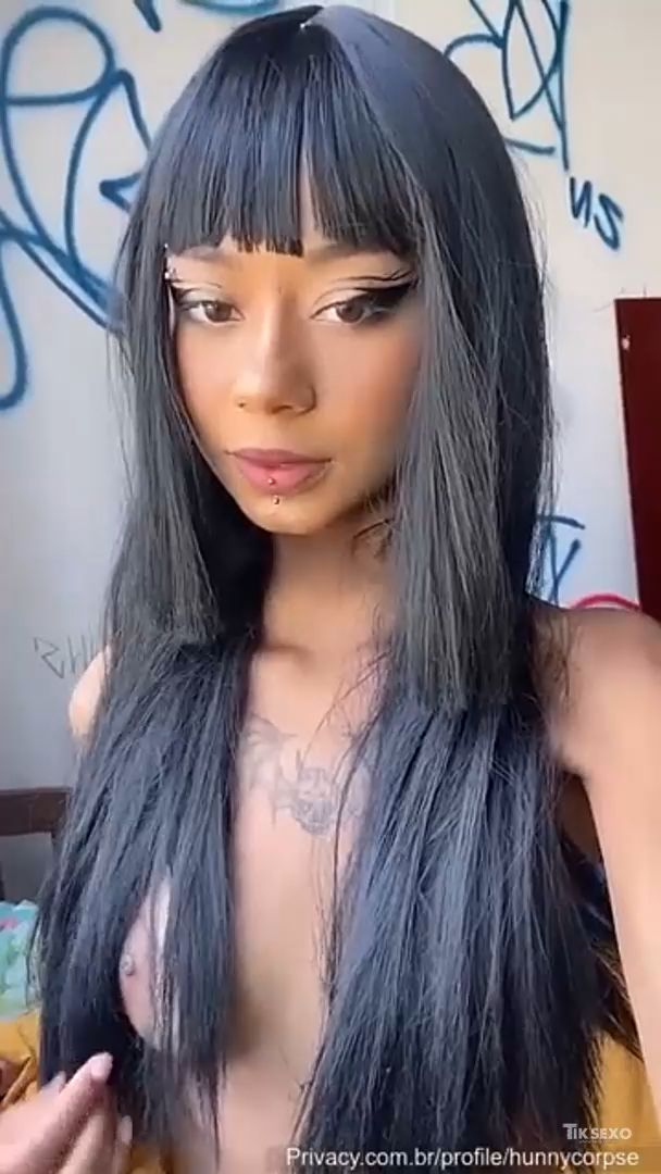 Hunny Corpse, adolescente gótica traviesa y cachonda