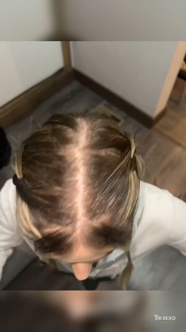 Kamilinha porn pagando boquete no quarto da mansão