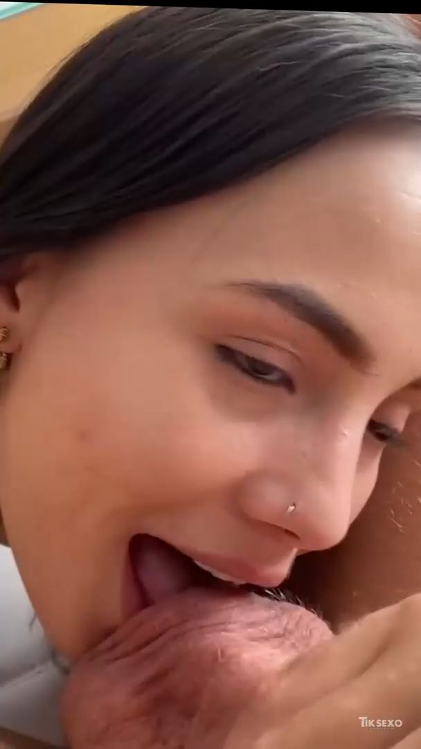 Lambendo o saco e chupando a pica do namorado