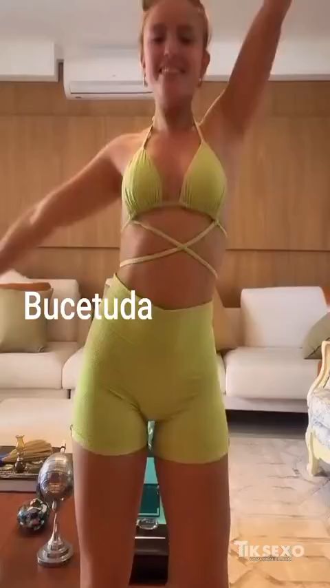 Larissa Manoela bucetuda de shortinho de academia