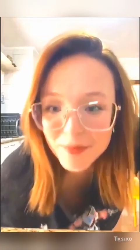 Larissa Manoela pagou peitinho