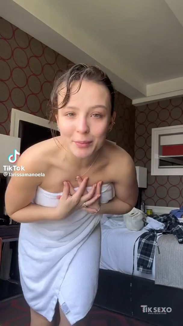 Larissa Manoela quase pelada dançando no Tiktok