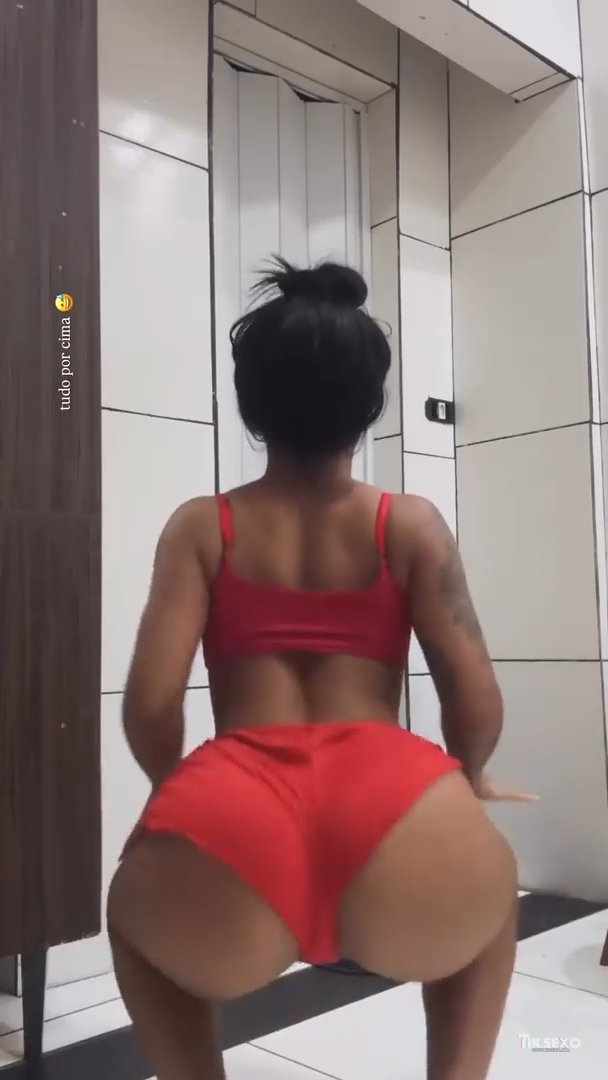 Magrinha gostosa rebolando de shortinho curto