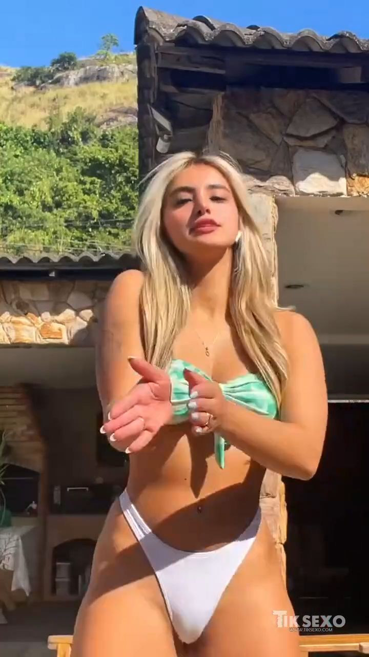Mari Borges de calcinha marcando a buceta