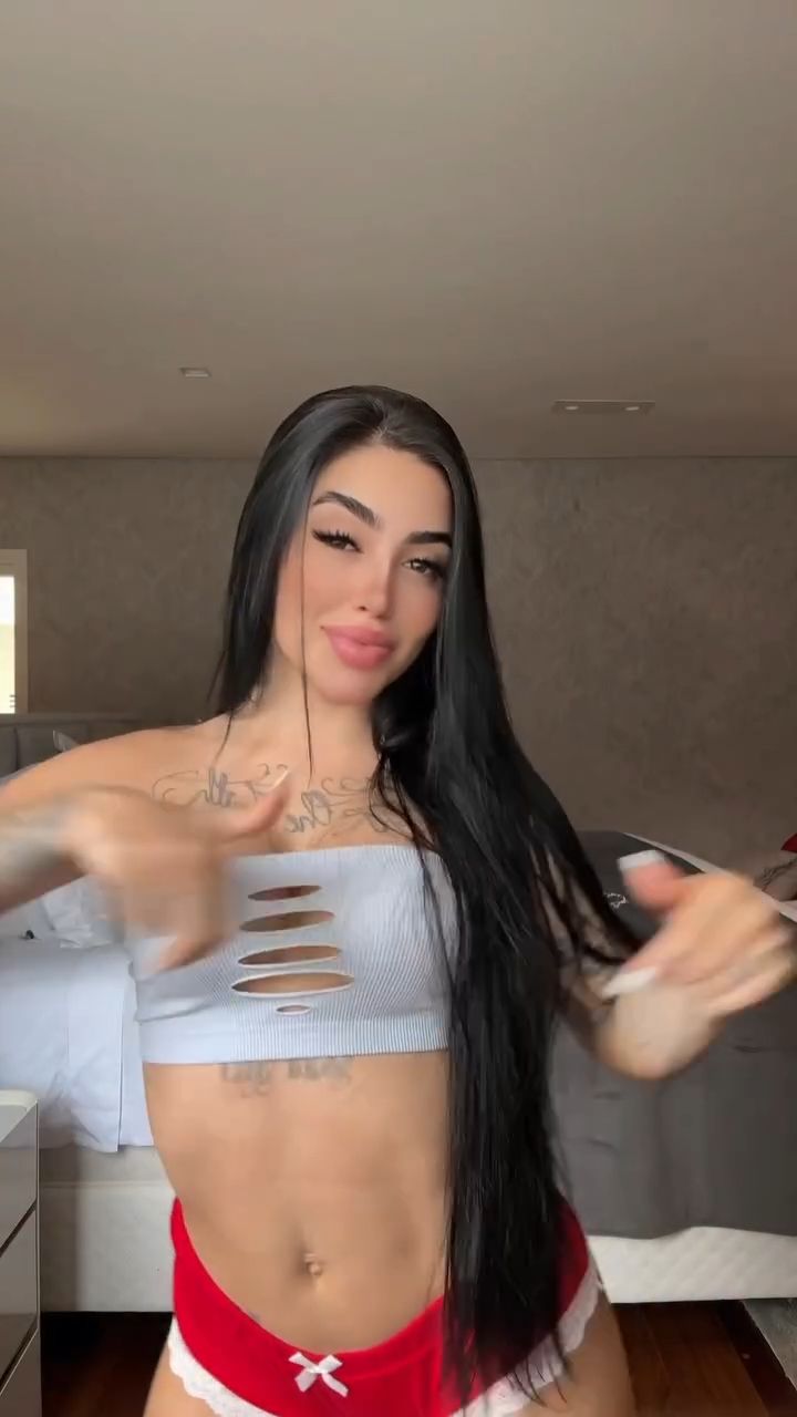 Mc Mirella rebolando de shortinho curtinho