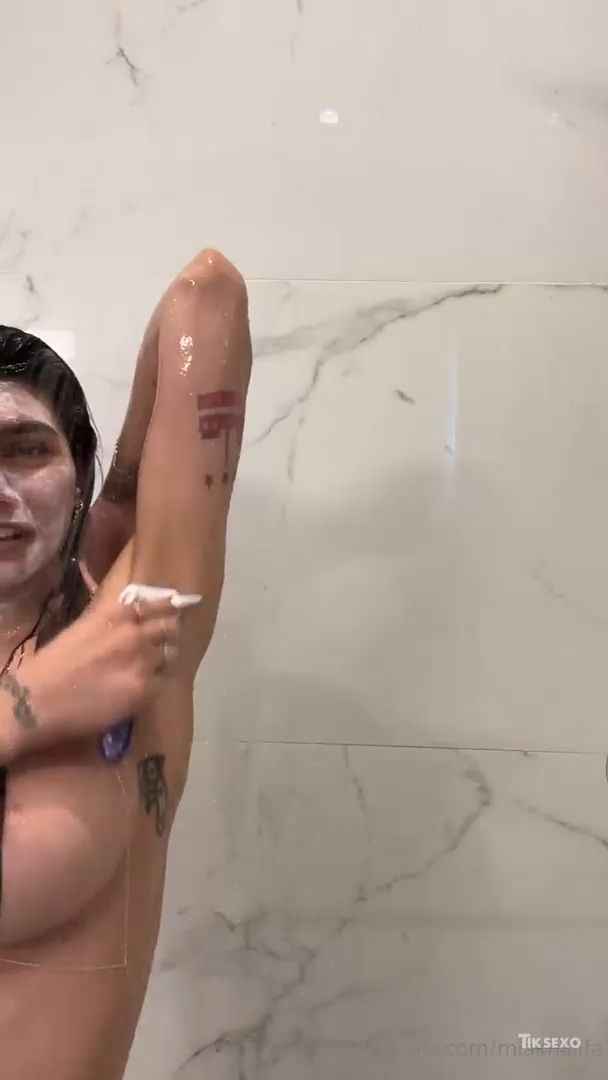 Mia Khalifa tomando banho pelada mostrando tudo
