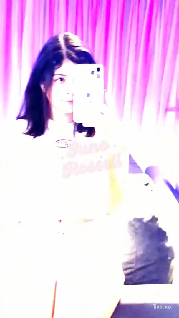 Novinha de shortinho branco marcando a buceta