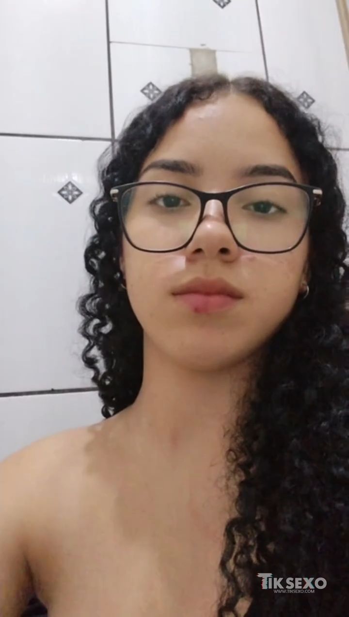 Novinha vazou na net mandando nudes do banheiro