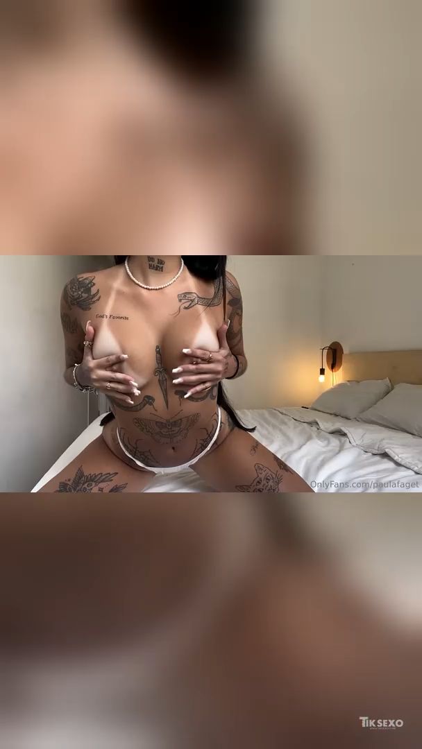 Paula Faget pelada mostrando corpo nu tatuado