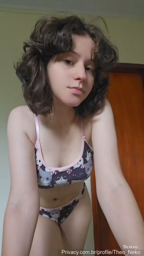Theo Neko Porn nua mostrando os peitos gostosos