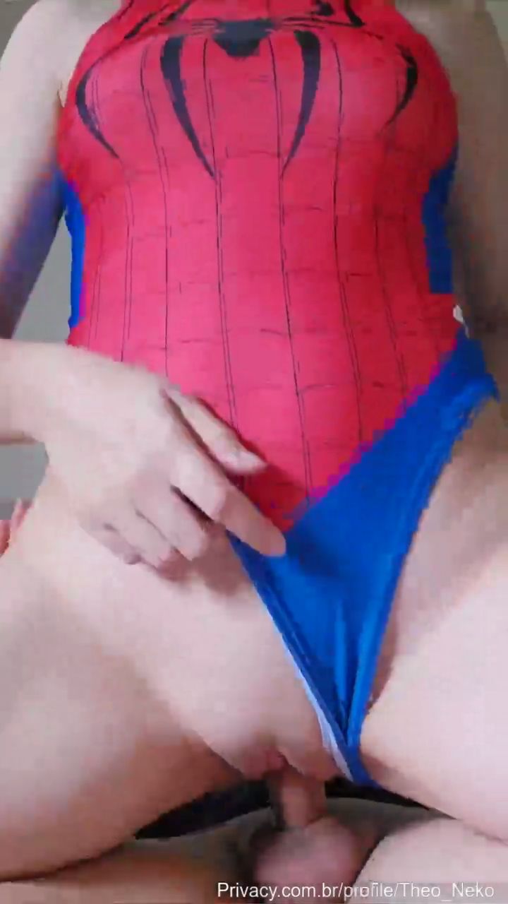 Theo Neko transando de Cosplay de Mulher Aranha