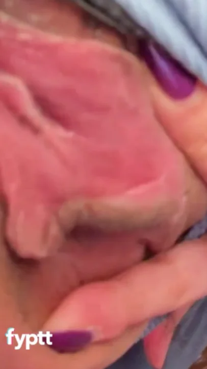 coño mojado vista de cerca de amateur Instagram video que muestra chica caliente con pelo auburn y uñas moradas