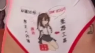 Chica bonita cubre todo excepto su coño
