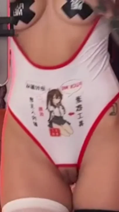 Chica bonita cubre todo excepto su coño