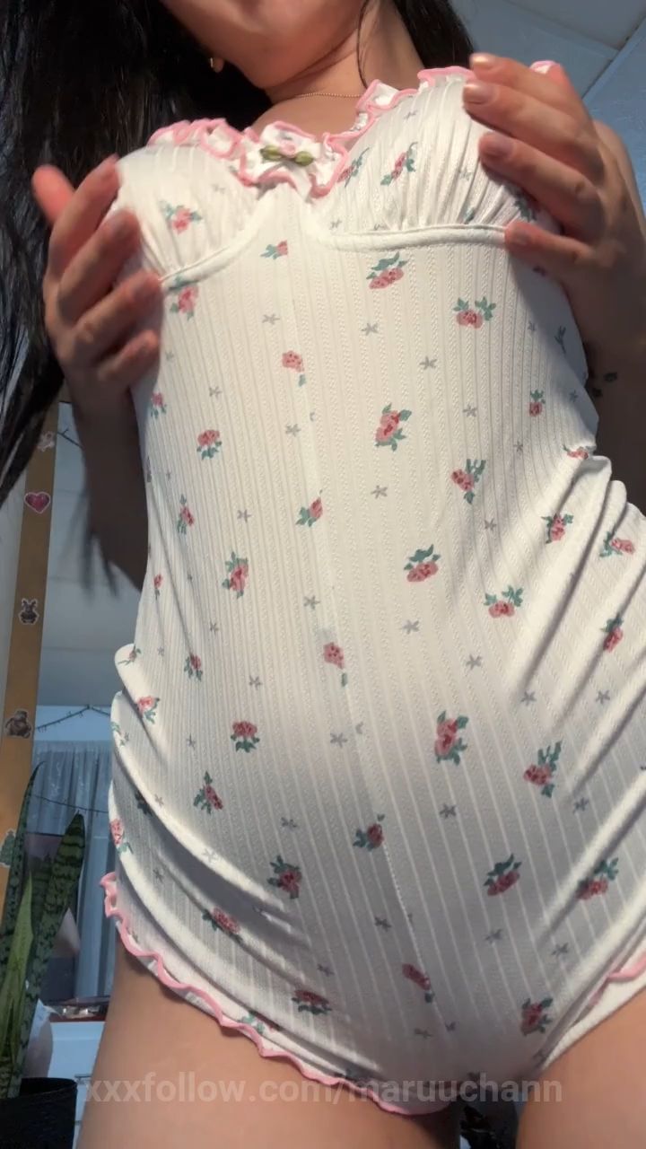 Vídeo de uma novinha sozinha no quarto de pijama
