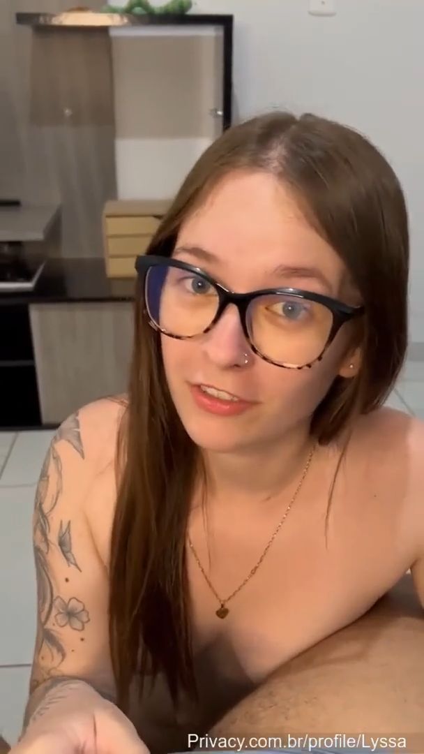 Vídeo Larissa Schmidt nua pagando boquete caiu na net