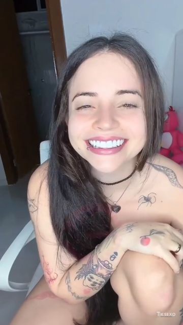 Xehli G batendo um papo de topless